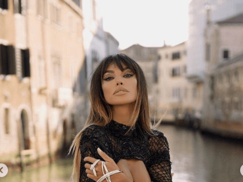​Dantella e zezë, dekolte provokuese: Aktorja italiane me bukuri sensuale në Venecia