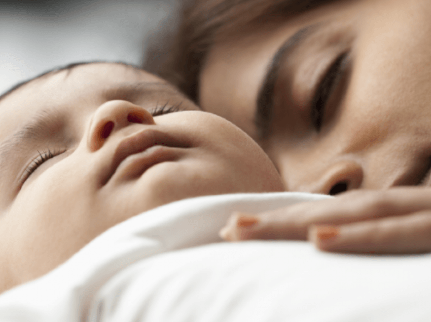 Mësoni çfarë duhet të shmangni kur e vini fëmijën në gjumë