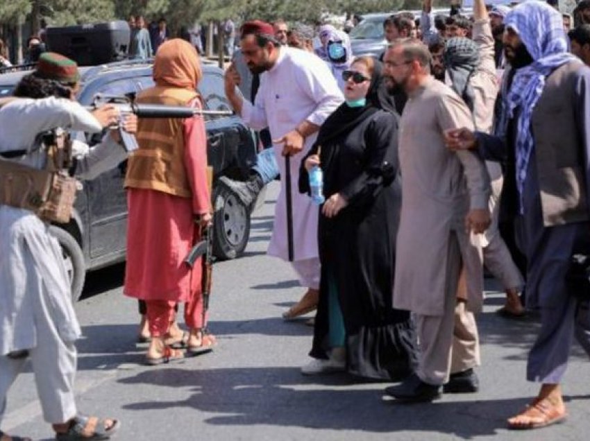 Talebani i drejton kallashin në kokë gruas afgane/ Fotoja bën xhiron e botës