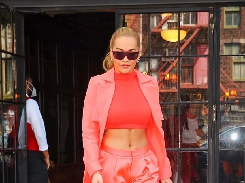 Rita Ora tregun linjat e trupit në një veshje portokalli
