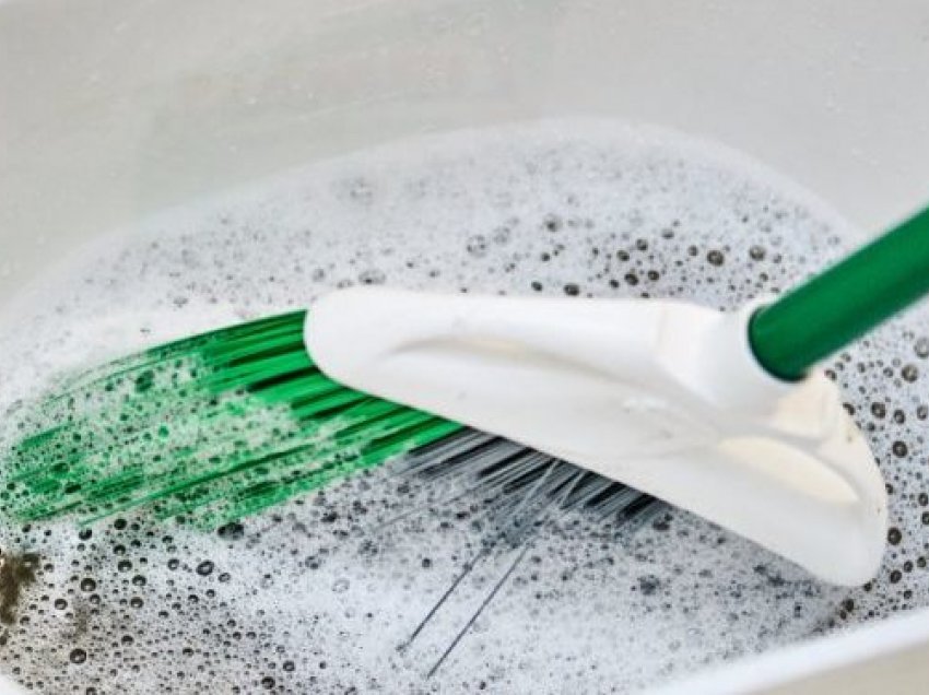 Si të dezinfektoni leckën, fshesën dhe furçat e pastrimit të shtëpisë