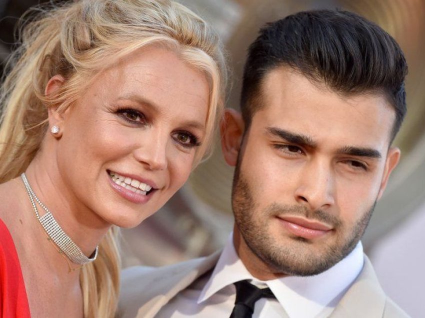 Britney Spears fejohet me të dashurin Sam Asghari