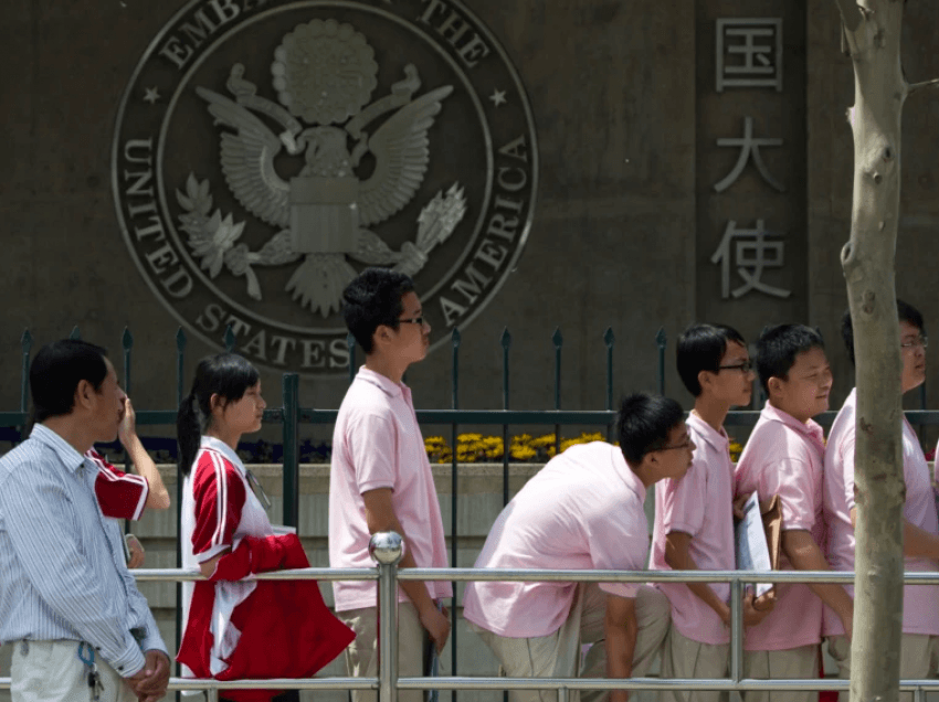 Studentët kinezë goditen nga refuzimet e vizave amerikane në mes të tensionit SHBA-Kinë
