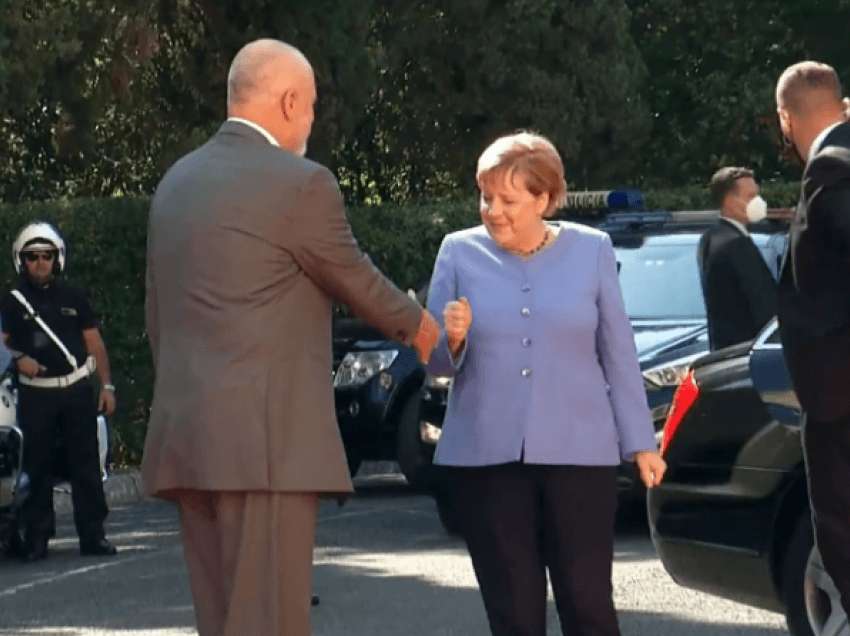 Rama i drejton dorën, Merkel nuk harron masat anti Covid dhe nxjerr grushtin