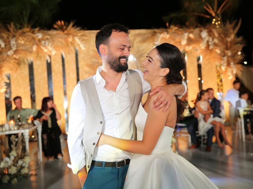 “Nuk ka ditë që kalon të mos e falenderoj zotin që të solli në jetën time”, Jonida dhe Besniku festojnë dy vjetorin e martesës