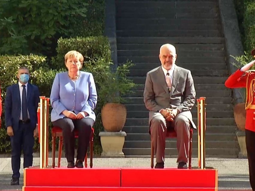 Merkel mbeti e ‘hutuar’ me këto skena të Ramës/ “Edi ia futi thikën Kurtit, tradhtoi edhe Kancelaren”