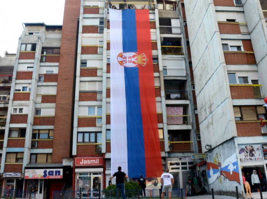Serbët vendosin flamur 20 metra të gjatë, në shumëkatëshen te lapidari i Lazarit në veri të Mitrovicës