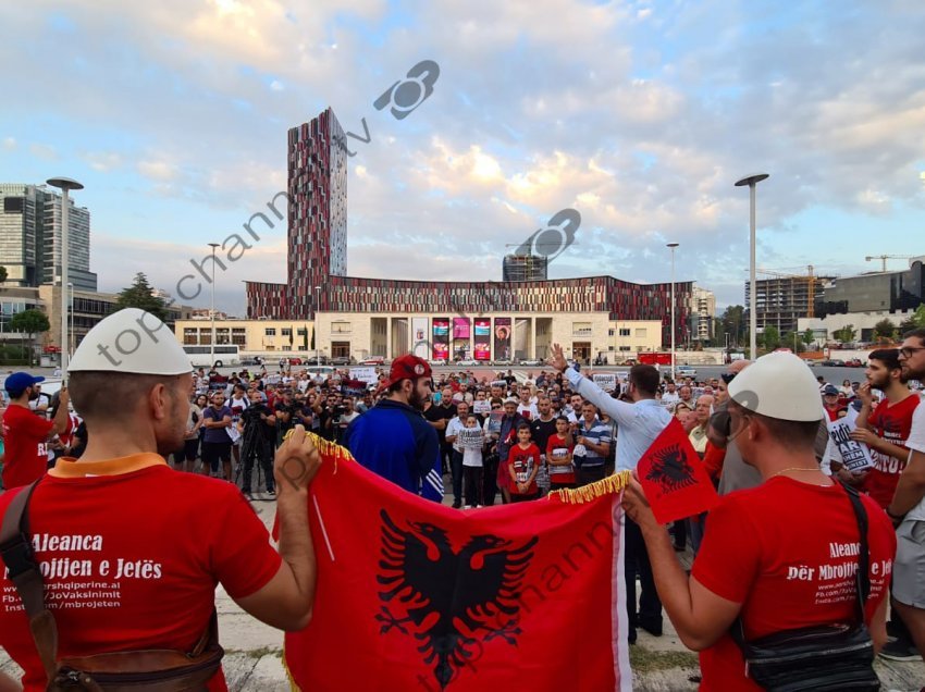 “Jo vaksinë me detyrim”/ Dhjetëra qytetarë protestojnë në Tiranë 