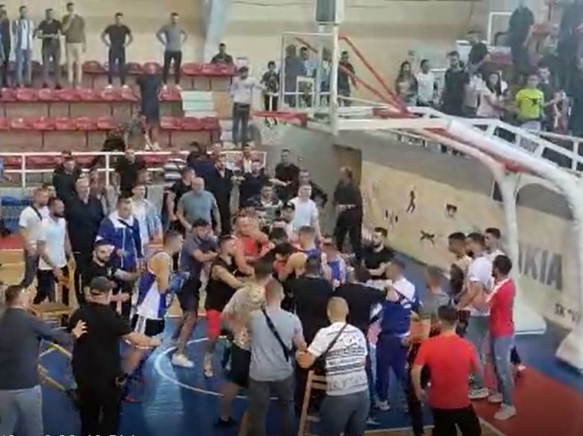 Përleshje jashtë ringut në finale/ Degjeneron kampionati i boksit në Shkodër. Tirana bojkoton ndeshjet
