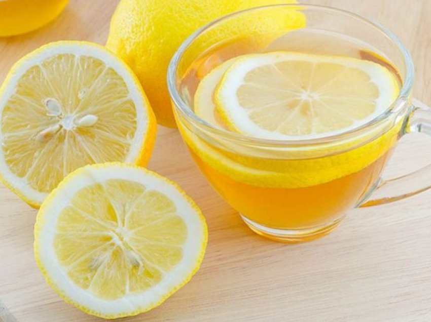 Uji i ngrohtë me limon përpara gjumit/ Rastet shëndetësore kur nuk duhet pirë