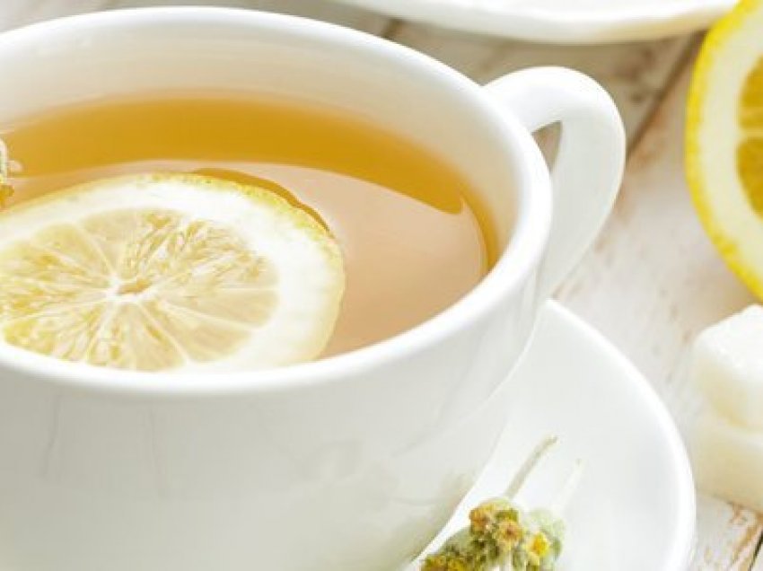 E dini pse duhet ta përdorni gjithmonë limonin në çaj?