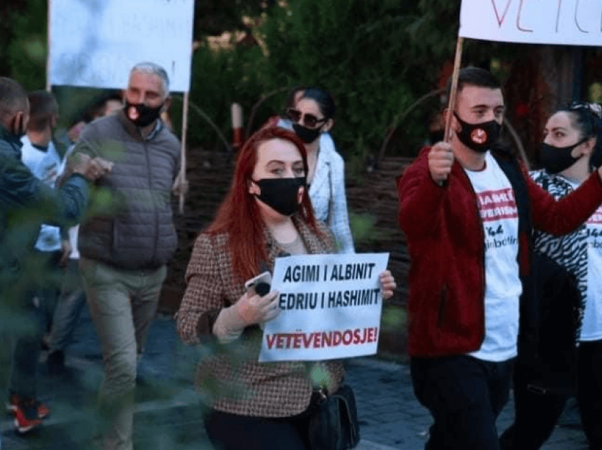 Aktivistët e Vetëvendosjes protestojnë kundër Bedri Hamzës në Mitrovicë
