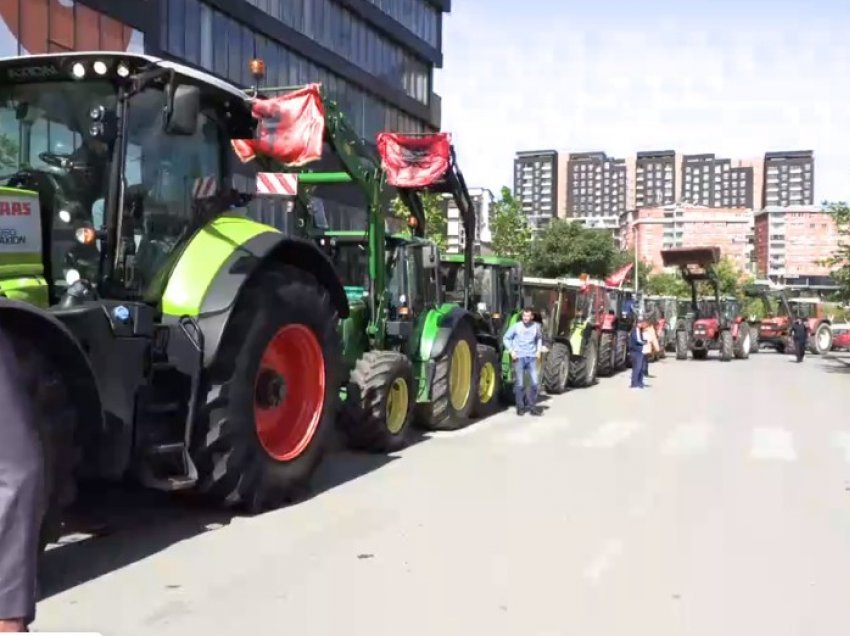 Fermerët me 200 traktorë protestojnë para Ministrisë