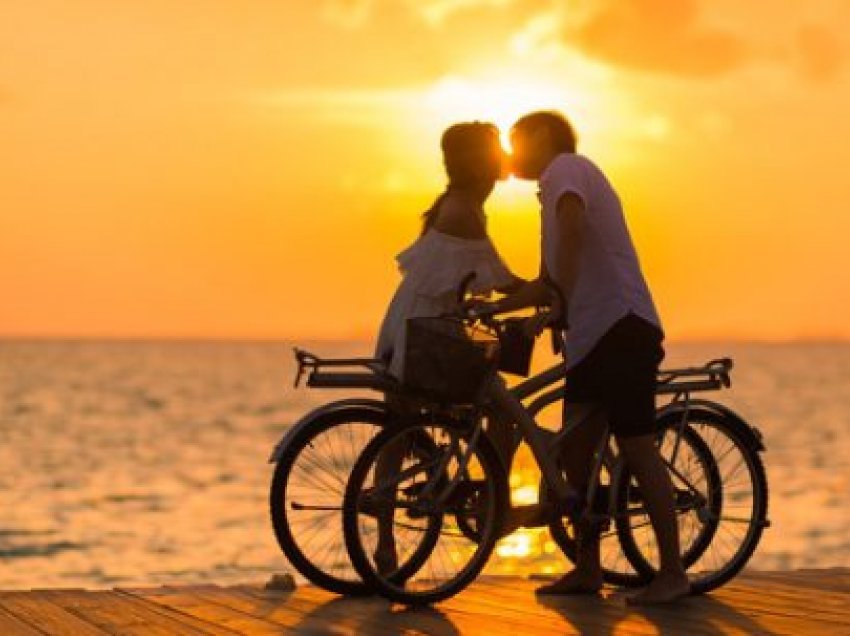 Ekspozimi në diell rritë pasionin në marrëdhëniet romantike