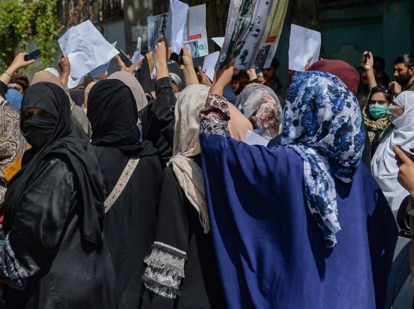 Gratë afgane protestojnë online kundër kodit të ri të veshjes