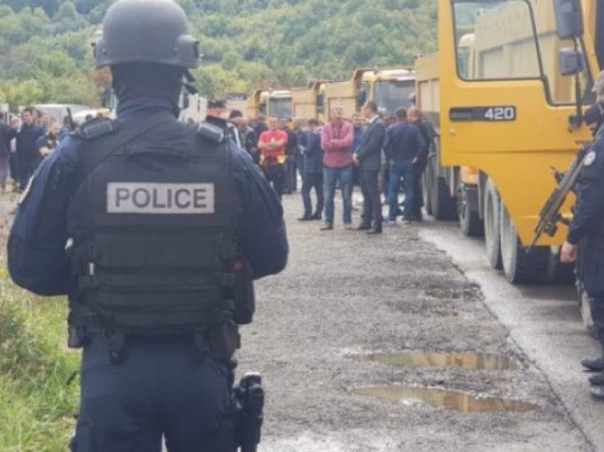 Policia serbe në Bërnjak pengon kamionin e dytë që doli nga barikada