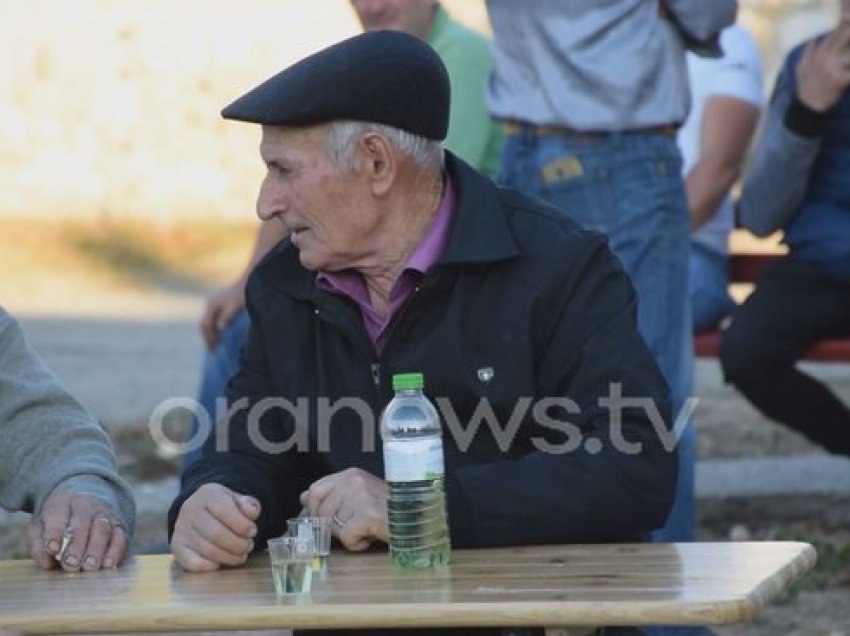 Vijon tradita në Boboshticë, banorët bënë gëzuar me rakinë e manit