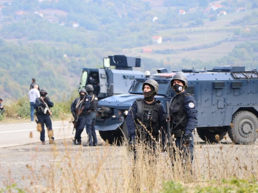 Publikohen pamjet/ Policia e Kosovës kalon me automjete nëpër Zubin Potok, rrugës për në pikën kufitare në Bërnjak