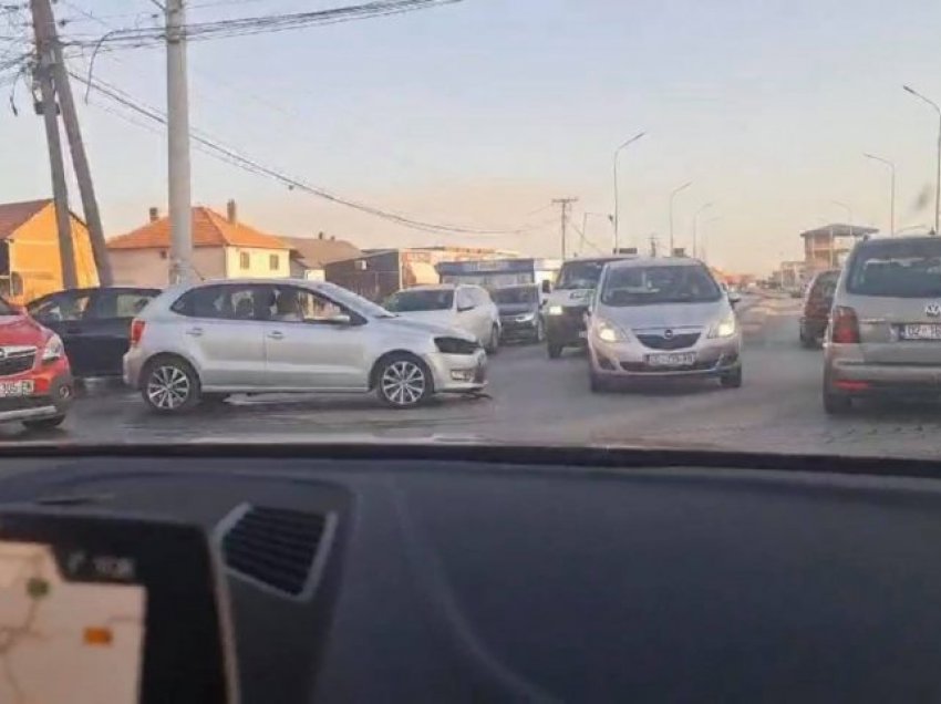 Përplasen dy vetura në magjistralen Prishtinë-Mitrovicë