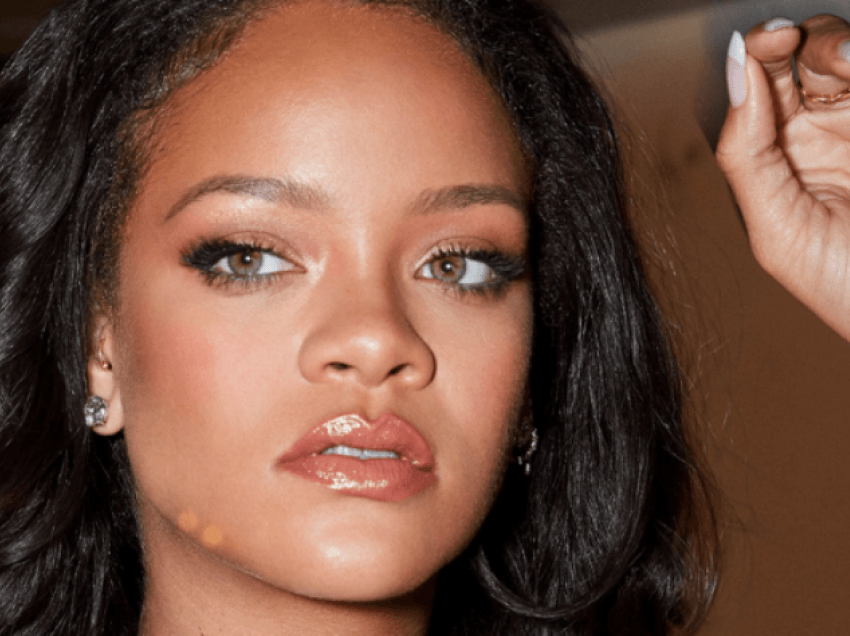Rihanna përcjellë një mesazh me anë të veshjes