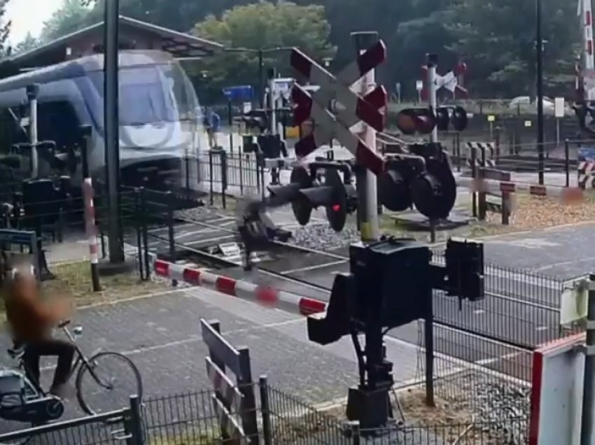 Holandë: Gruaja i shpëton për mrekulli goditjes nga treni