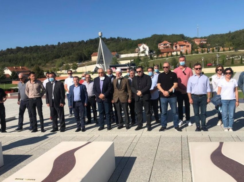 ​Kirurgë ndërkombëtare dhe shqiptarë bëjnë homazhe në Prekaz