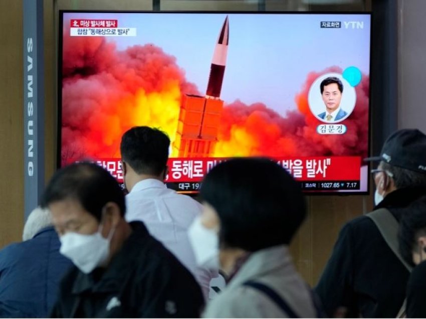 Koreja e Veriut lëshon raketa me rreze të shkurtër në det