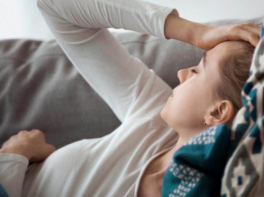 A ndikojnë çrregullimet e gjumit tek sulmet e migrenës? Ja çfarë thonë ekspertët e shëndetit