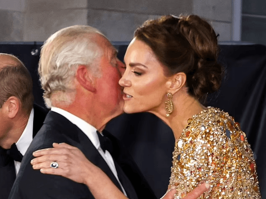 Një përqafim në tapetin e kuq, ndërmjet Kate dhe Princit Charles
