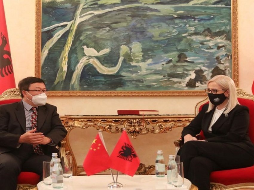 Ambasadori kinez Zhou Ding takon kryeparlamentaren Nikolla: Kina dëshiron zgjerimin e bashkëpunimit me Shqipërinë