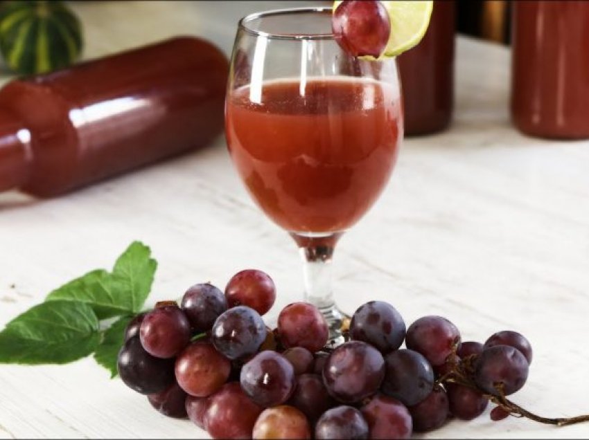 Lëng i ftohtë i shtrydhur i rrushit, pa konservans: Kjo pije e bërë në shtëpi është shëndet i vërtetë!