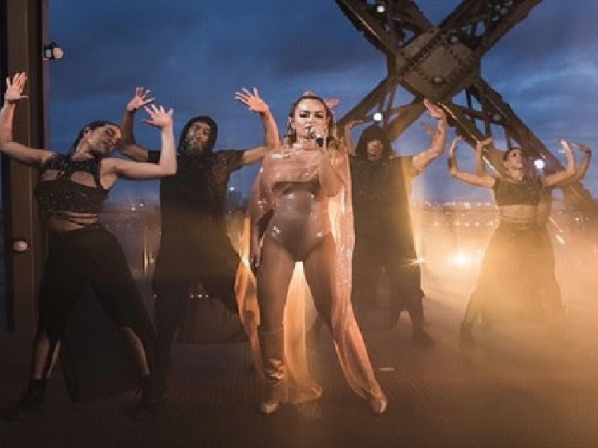 Rita Ora emocionon publikun nga Kulla Eifel