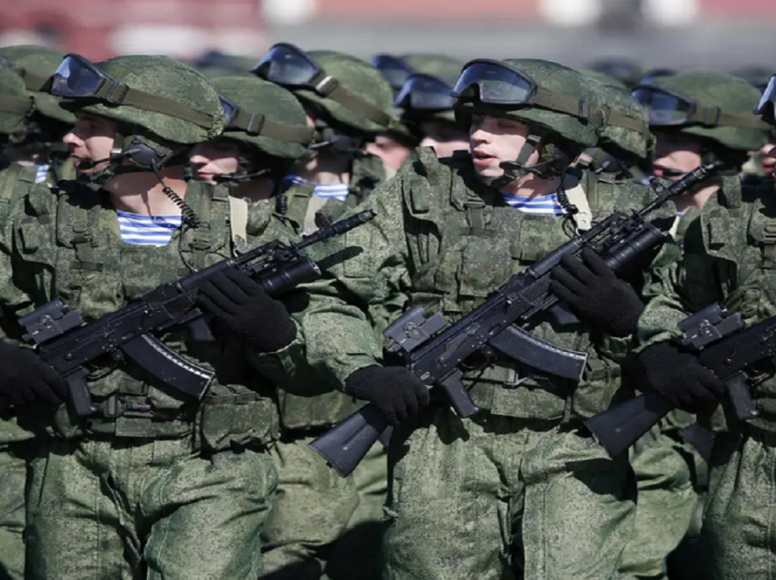 Putini nxjerr dekretin për rekrutimin e tyre në ushtri, të rinjtë rusë: Nuk pranojmë!