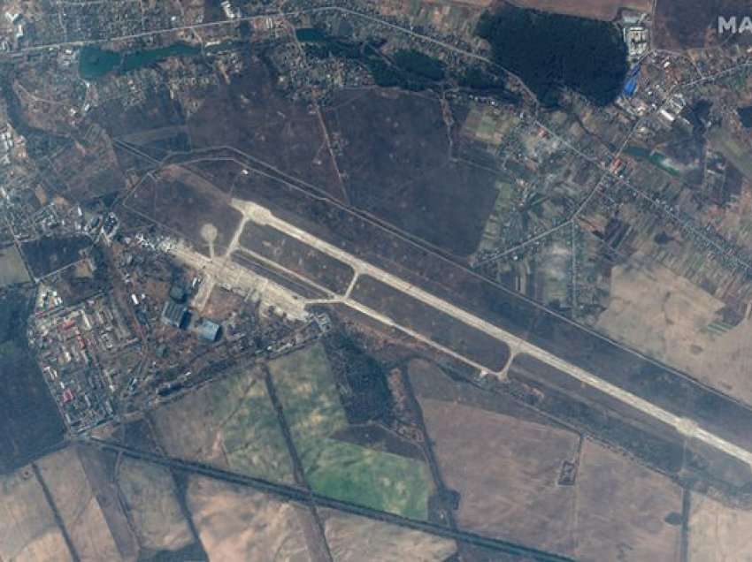 Forcat ruse largohen nga aeroporti Hostomel, dalin pamjet satelitore