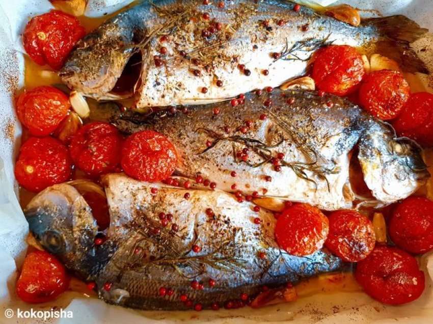 Peshk kocë me domate në furrë