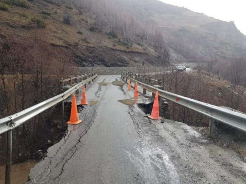 Shembet Ura e Shtrezës për shkak të motit, bllokohet lëvizja e mjeteve në rrugën Kukës-Shishtavec