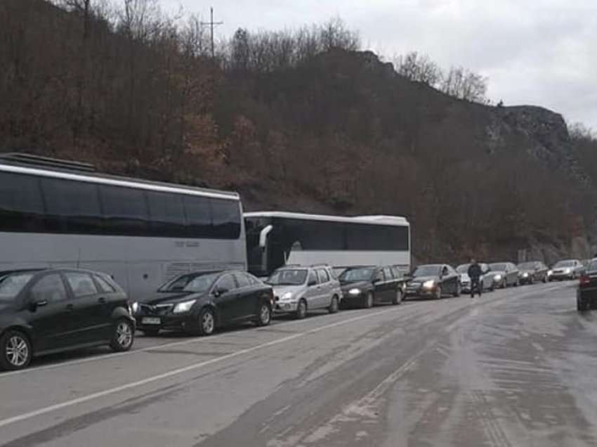 Reagon Policia e Kosovës pasi serbët nga veriu u nisen me autobusë për të votuar në Serbi