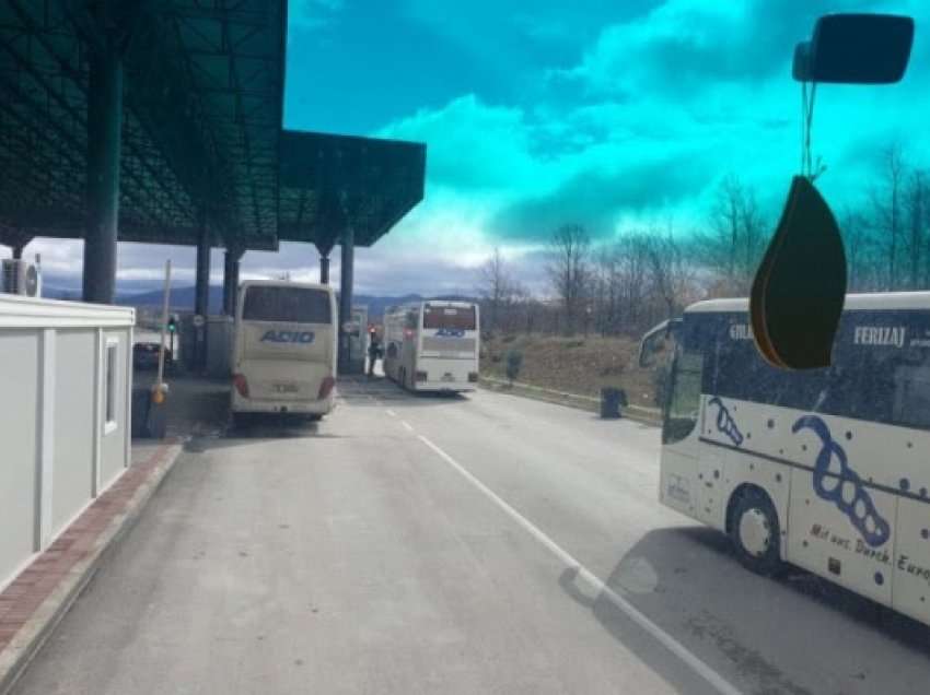 ​Autobusët me qytetarë serbë arrijnë në Merdare