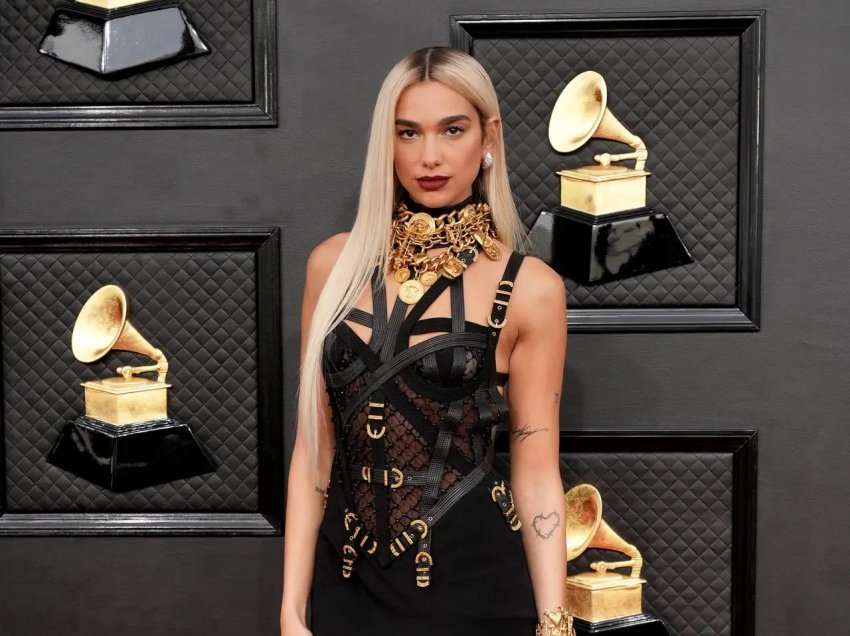 Dua Lipa mahnit me fustanin ikonik të Versace në “Grammy Awards 2022”