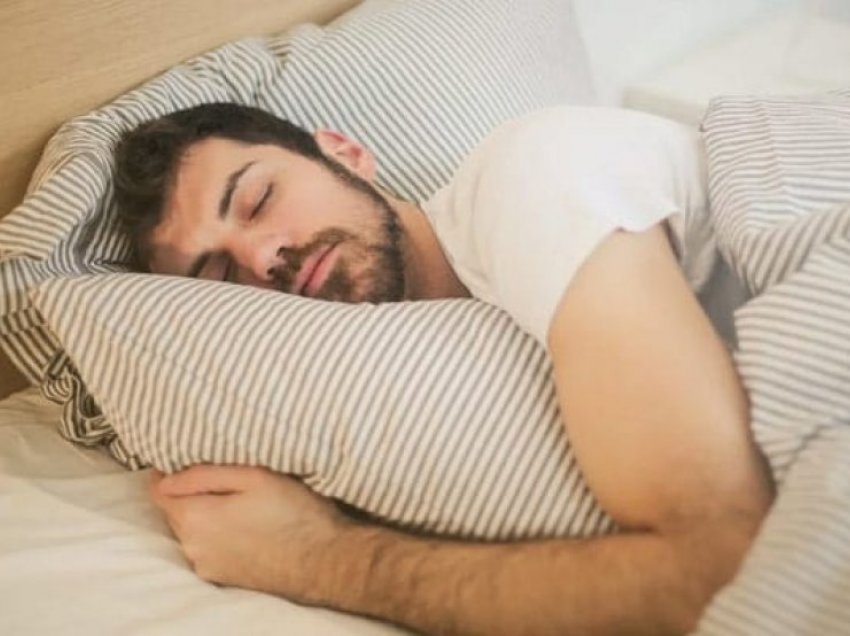 Ja si duhet të jetë orari juaj i gjumit për të mos u ndjerë të lodhur në mëngjes