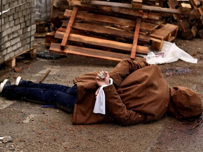 Demonstruesi i vetëm rus përsërit imazhin e tmerrshëm të civilit të ekzekutuar në Bucha