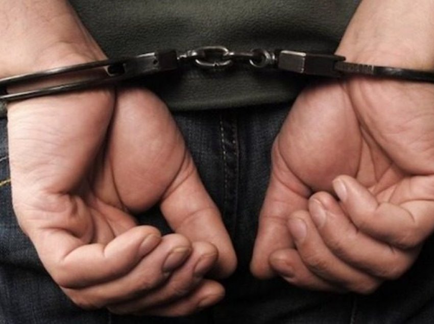 Dy të mitur u kapen duke vjedhur në një market në Lipjan, policia arreston babin e tyre