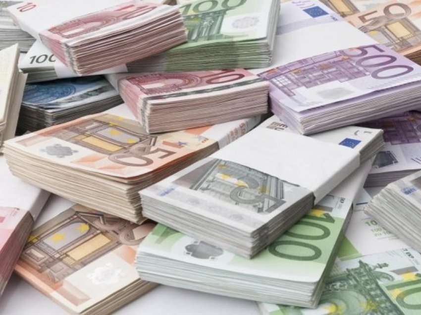 Ndalohen dy persona në Ferizaj, dyshohet se tërhoqën 95 mijë euro nga një bankë