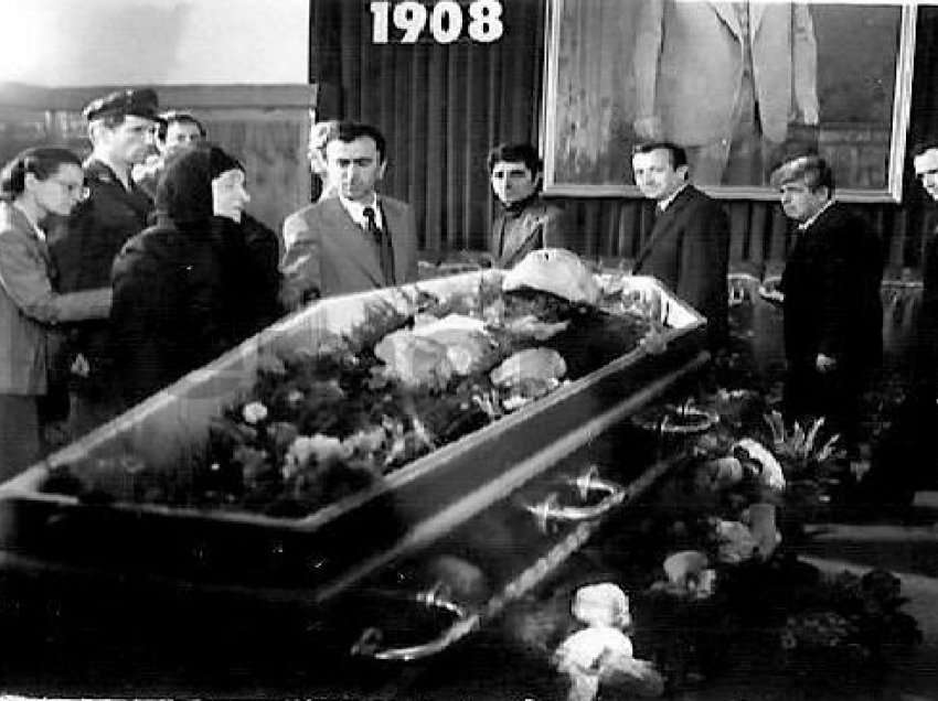 “Si u zhvarros dhe u vesh me një fletë plumbi arkivoli i Enver Hoxhës!”- Operacioni sekret në varrin e diktatorit 