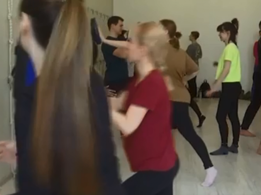 Në një studio kërcimi, gratë ukrainase po mësojnë vetëmbrojtjen