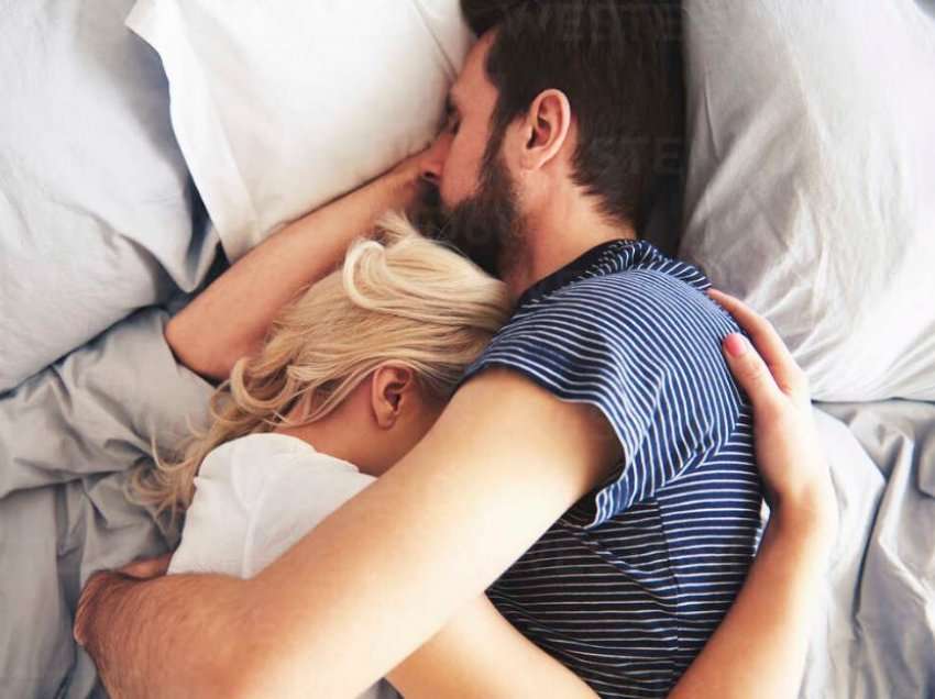 Pozicioni si flini tregon shumë se në ç’periudhë të marrëdhënies ndodhet një çift