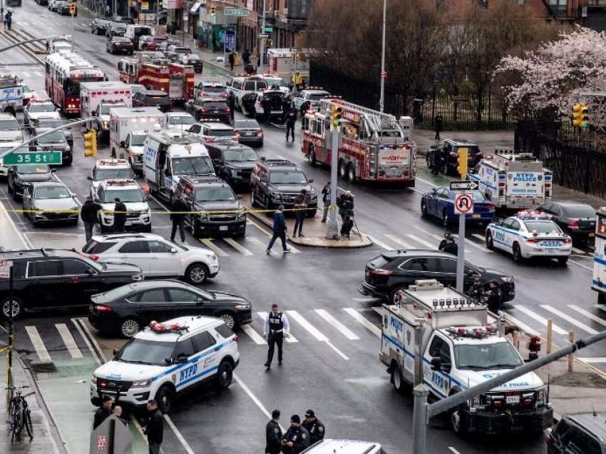 16 të plagosur në metronë e New York-ut: Sulmuesi ende në kërkim