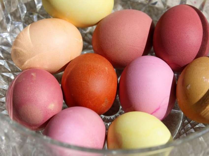 Si t’i lyesh vezët e Pashkëve me ngjyra natyrale