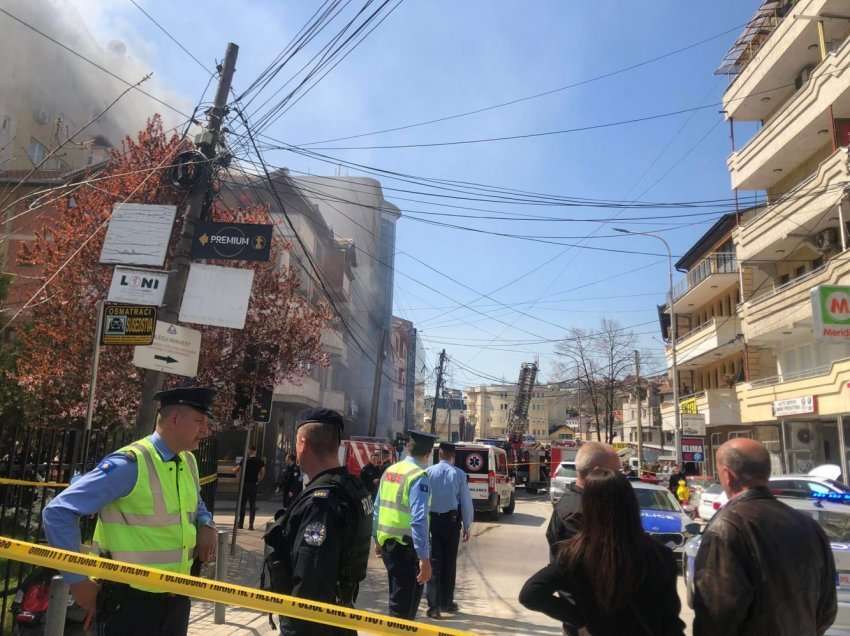 Policia dhe zjarrfikësit për zjarrin në Prishtinë: Një fëmijë i lënduar, ende nuk dihen shkaqet e zjarrit