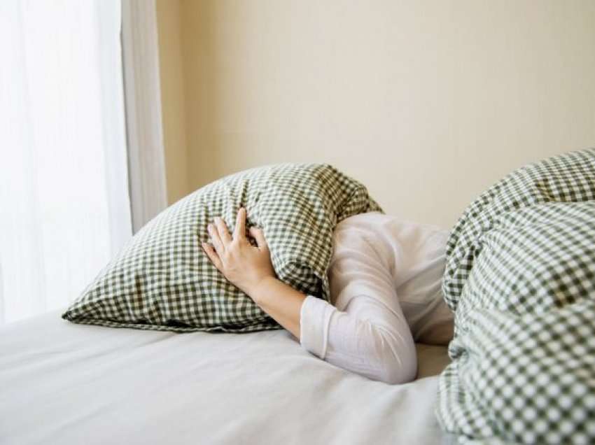 Shkenca shpjegon arsyen pse bëni gjumë të tmerrshëm kur flini në një shtrat të ri